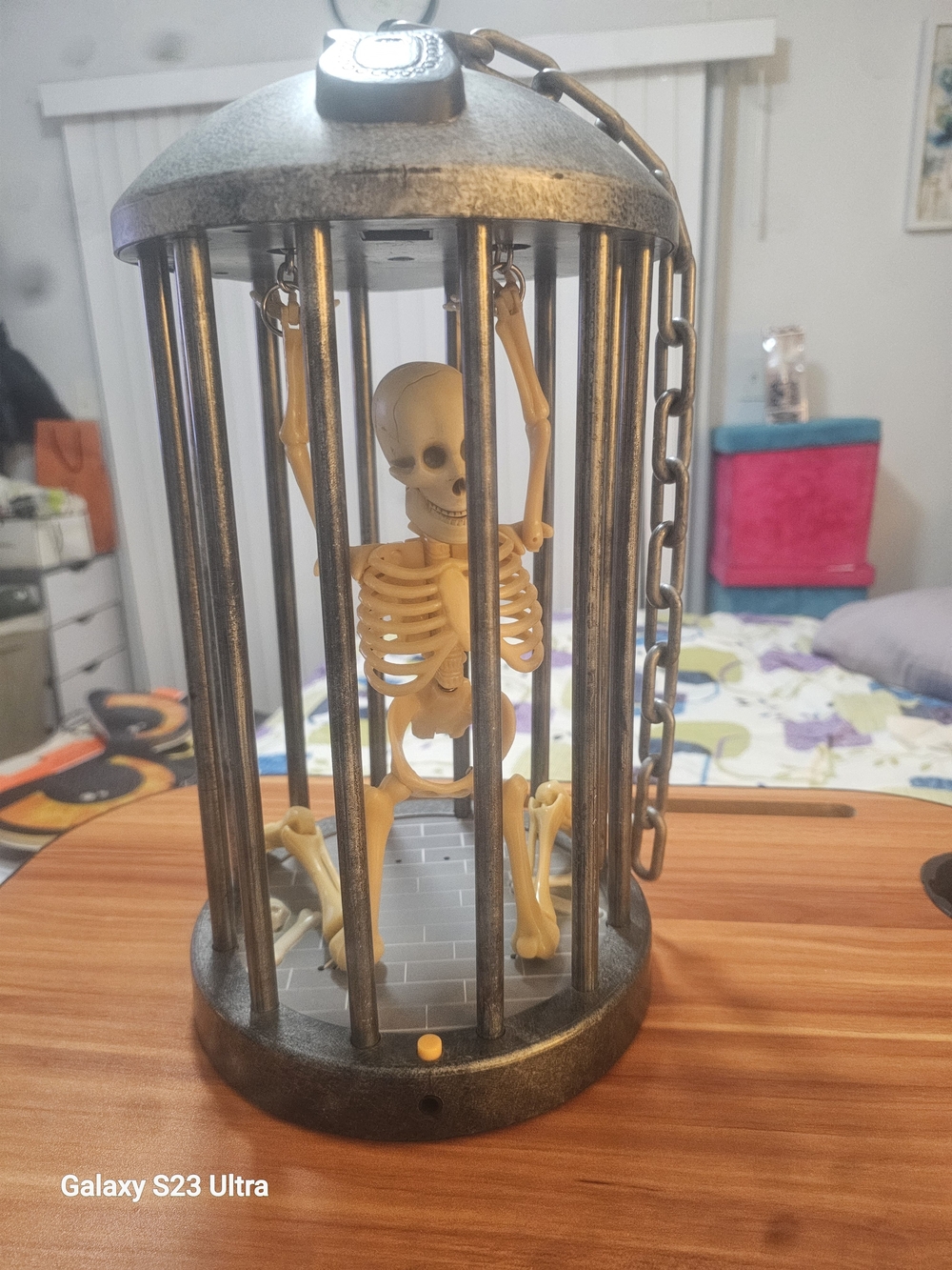 Gemmy Animated Shaking Squeleton Caged